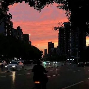 亲近相尾中妈妈和谁在一起了
